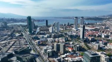 İzmir, Türkiye - 23 Ekim 2022: İzmir şehrinin gökdelenleri ile İzmir Körfezi 'nin yukarısından gökdelenler, Folkart Kuleleri, mistral, Ege Perla ve Bayrakli bölgeleri görülüyor. Yüksek kalite 4k görüntü