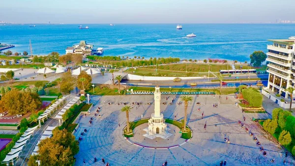 İzmir tarihi saat kulesinin deniz manzaralı havadan çekilmiş fotoğrafı. Yüksek kalite fotoğraf