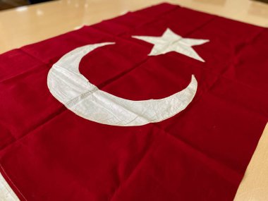 İlk el yapımı tarihi Türk bayrağı İzmir 'in kurtuluşunun kutlamaları sırasında asıldı. Yüksek kalite fotoğraf