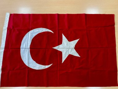 İlk el yapımı tarihi Türk bayrağı İzmir 'in kurtuluşunun kutlamaları sırasında asıldı. Yüksek kalite fotoğraf