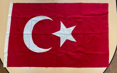 İlk el yapımı tarihi Türk bayrağı İzmir 'in kurtuluşunun kutlamaları sırasında asıldı. Yüksek kalite fotoğraf