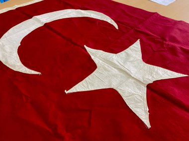 İlk el yapımı tarihi Türk bayrağı İzmir 'in kurtuluşunun kutlamaları sırasında asıldı. Yüksek kalite fotoğraf