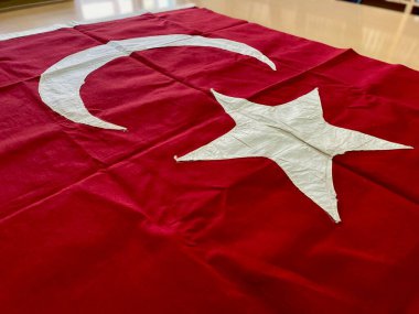 İlk el yapımı tarihi Türk bayrağı İzmir 'in kurtuluşunun kutlamaları sırasında asıldı. Yüksek kalite fotoğraf