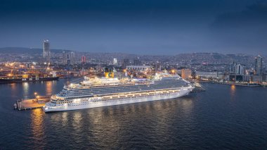 Costa Venezia, dünyanın en büyük yolcu gemilerinden biri, İzmir limanında bekliyor. Yüksek kalite fotoğraf