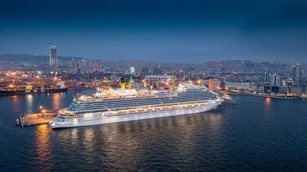 Costa Venezia, dünyanın en büyük yolcu gemilerinden biri, İzmir limanında bekliyor. Yüksek kalite fotoğraf