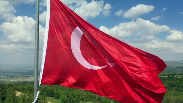 Dron Widok Tureckiej Flagi Macha Wietrznej Pogodzie Zachmurzone Niebo Wysokiej — Wideo stockowe