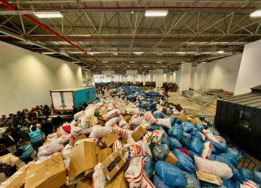 People bringing and collecting relief supplies after the great earthquake in Turkey photos : 06.02.2023