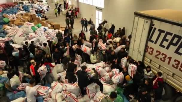 Mensen Die Hulpgoederen Brengen Verzamelen Grote Aardbeving Turkije 2023 Hoge — Stockvideo