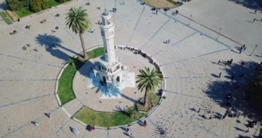 İzmir 'in sembolü olan tarihi saat kulesinin hava görüntüsü. Yüksek kalite 4k görüntü