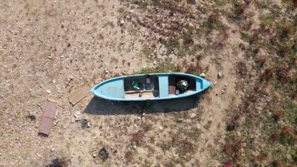 Barca Sinistra Nel Lago Prosciugato Causa Della Sete Video — Video Stock