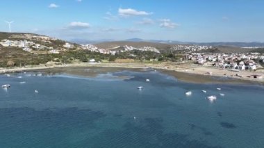 Güzel sahil manzarası ve kumlu tekneler Ege Denizi 'ndeki gelgitten dolayı su seviyesi düştükten sonra karaya oturdu.