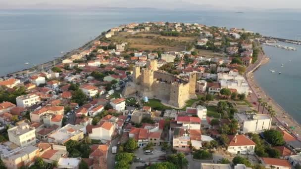 Αεροφωτογραφία Του Ιστορικού Κάστρου Candarli Στον Απογευματινό Ήλιο Υψηλής Ποιότητας — Αρχείο Βίντεο