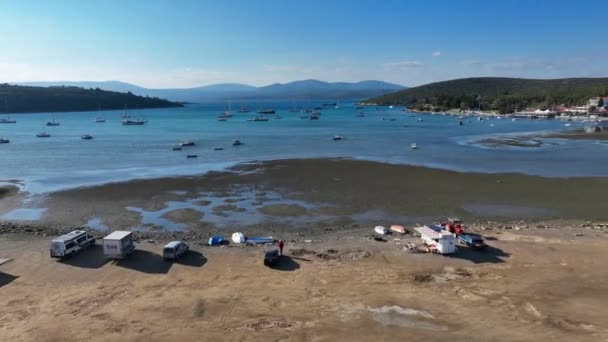 Aerial View Beautiful Beach Stranded Boats Pattern Sands Receding Water — Vídeo de stock