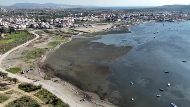 爱琴海海水水位下降后美丽海滩和沙洲型搁浅船的空中景观 — 图库视频影像