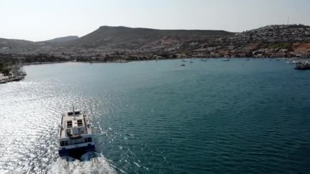 Повітряний Вид Порома Прибуває Фоку Найкрасивіше Місто Егейського Моря Високоякісні — стокове відео