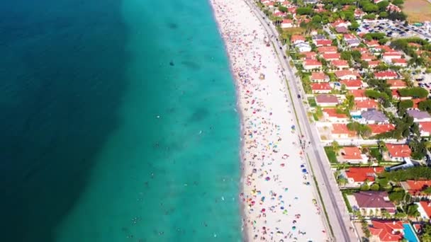 Aerial View Colorful Umbrellas People Swimming Sunbathing Sun Loungers Waves — Stockvideo