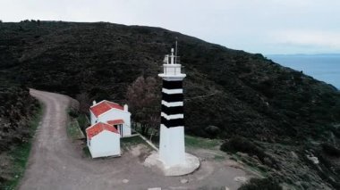 Türkiye 'nin Ege kıyısındaki tarihi Sarpincik deniz fenerinin kapalı hava aracı görüntüsü. Yüksek kaliteli FullHD görüntüler