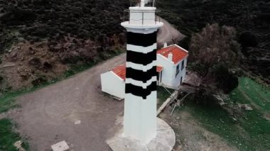 Türkiye 'nin Ege kıyısındaki tarihi Sarpincik deniz fenerinin kapalı hava aracı görüntüsü. Yüksek kaliteli FullHD görüntüler