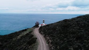 Türkiye 'nin Ege kıyısındaki tarihi Sarpincik deniz fenerinin kapalı hava aracı görüntüsü. Yüksek kaliteli FullHD görüntüler