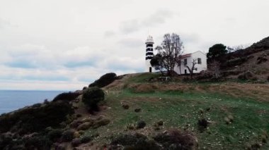 Türkiye 'nin Ege kıyısındaki tarihi Sarpincik deniz fenerinin kapalı hava aracı görüntüsü. Yüksek kaliteli FullHD görüntüler