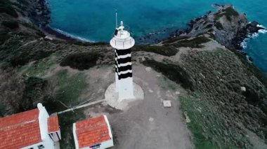 Türkiye 'nin Ege kıyısındaki tarihi Sarpincik deniz fenerinin kapalı hava aracı görüntüsü. Yüksek kaliteli FullHD görüntüler