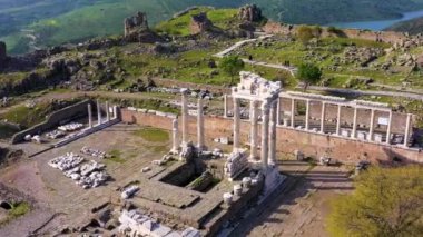 Bergama pergamon antik şehir akropolü ve antik tiyatro manzarası. Yüksek kalite 4k görüntü