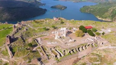 Bergama pergamon antik şehir akropolü ve antik tiyatro manzarası. Yüksek kalite 4k görüntü