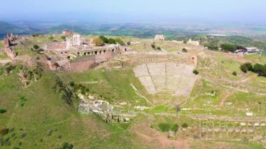 Bergama pergamon antik şehir akropolü ve antik tiyatro manzarası. Yüksek kalite 4k görüntü