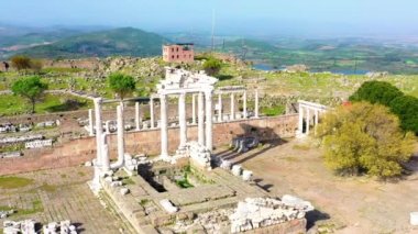 Bergama pergamon antik şehir akropolü ve antik tiyatro manzarası. Yüksek kalite 4k görüntü