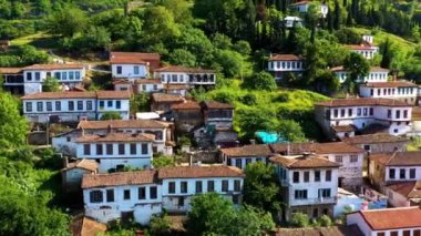 Güneşli bir günde Selcuk sirince köyünün ve tarihi Yunan evlerinin hava görüntüleri. Yüksek kalite 4k görüntü