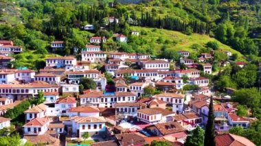 Güneşli bir günde Selcuk sirince köyünün ve tarihi Yunan evlerinin hava görüntüleri. Yüksek kalite 4k görüntü
