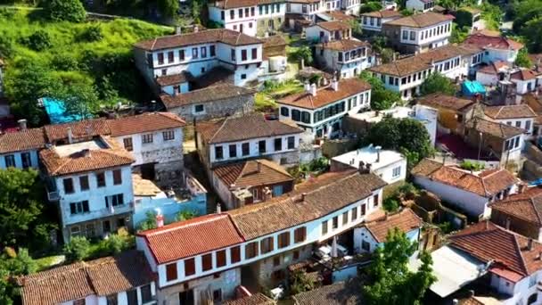 Αεροφωτογραφία Από Χωριό Σελκούκ Και Ιστορικά Ελληνικά Σπίτια Μια Ηλιόλουστη — Αρχείο Βίντεο