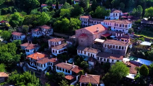 Αεροφωτογραφία Από Χωριό Σελκούκ Και Ιστορικά Ελληνικά Σπίτια Μια Ηλιόλουστη — Αρχείο Βίντεο