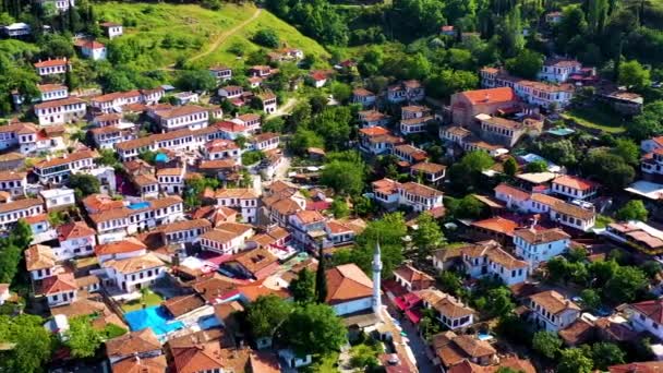 晴れた日に村や歴史的なギリシャの家からセルクの空中ショット 高品質4K映像 — ストック動画