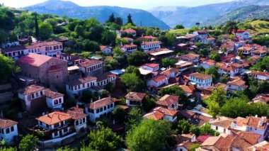 Güneşli bir günde Selcuk sirince köyünün ve tarihi Yunan evlerinin hava görüntüleri. Yüksek kalite 4k görüntü