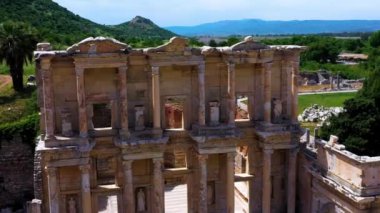 Güneşli bir günde antik Ephesus şehrinin, Celsus kütüphanesinin ve antik Roma tiyatrosunun insansız hava aracı görüntüleri. Yüksek kalite 4k görüntü