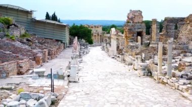 Güneşli bir günde antik Ephesus şehrinin, Celsus kütüphanesinin ve antik Roma tiyatrosunun insansız hava aracı görüntüleri. Yüksek kalite 4k görüntü
