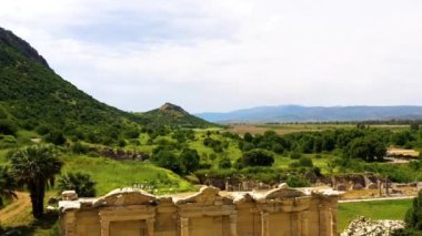 Güneşli bir günde antik Ephesus şehrinin, Celsus kütüphanesinin ve antik Roma tiyatrosunun insansız hava aracı görüntüleri. Yüksek kalite 4k görüntü