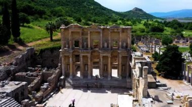 Güneşli bir günde antik Ephesus şehrinin, Celsus kütüphanesinin ve antik Roma tiyatrosunun insansız hava aracı görüntüleri. Yüksek kalite 4k görüntü