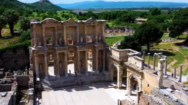 Güneşli bir günde antik Ephesus şehrinin, Celsus kütüphanesinin ve antik Roma tiyatrosunun insansız hava aracı görüntüleri. Yüksek kalite 4k görüntü