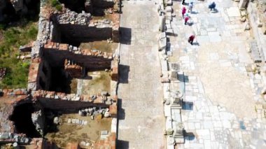 Güneşli bir günde antik Ephesus şehrinin, Celsus kütüphanesinin ve antik Roma tiyatrosunun insansız hava aracı görüntüleri. Yüksek kalite 4k görüntü