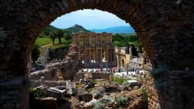 Güneşli bir günde antik Ephesus şehrinin, Celsus kütüphanesinin ve antik Roma tiyatrosunun insansız hava aracı görüntüleri. Yüksek kalite 4k görüntü