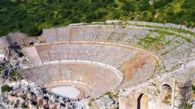Güneşli bir günde antik Ephesus şehrinin, Celsus kütüphanesinin ve antik Roma tiyatrosunun insansız hava aracı görüntüleri. Yüksek kalite 4k görüntü