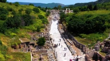 Güneşli bir günde antik Ephesus şehrinin, Celsus kütüphanesinin ve antik Roma tiyatrosunun insansız hava aracı görüntüleri. Yüksek kalite 4k görüntü