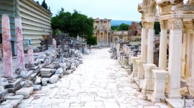 Güneşli bir günde antik Ephesus şehrinin, Celsus kütüphanesinin ve antik Roma tiyatrosunun insansız hava aracı görüntüleri. Yüksek kalite 4k görüntü