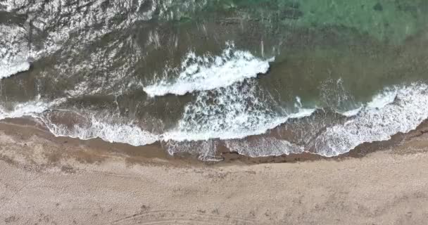 1K空のビーチでクラッシュ波の完全な空中ビューの映像 高品質4K映像 — ストック動画