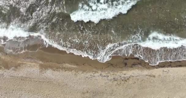 1K空のビーチでクラッシュ波の完全な空中ビューの映像 高品質4K映像 — ストック動画
