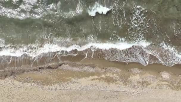 Plaj Denizi Üzerinde Havadan Kumandalı Hava Aracı Güzel Deniz Dalgaları — Stok video