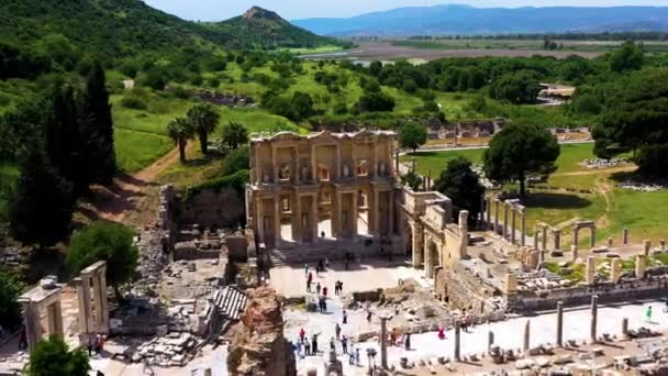 在阳光灿烂的日子里 空中无人驾驶飞机对古城以弗所 塞尔索斯图书馆和古罗马剧院进行了拍摄 高质量的4K镜头 — 图库视频影像