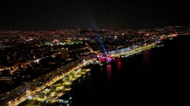 Deniz üzerinde ilerleyen feribotun hava görüntüsü ve İzmir 'in muhteşem gece manzarası. Yüksek kalite fotoğraf
